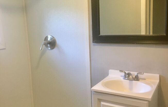 Cute 2 Bed/1 Bath HOUSE w/ yard!!