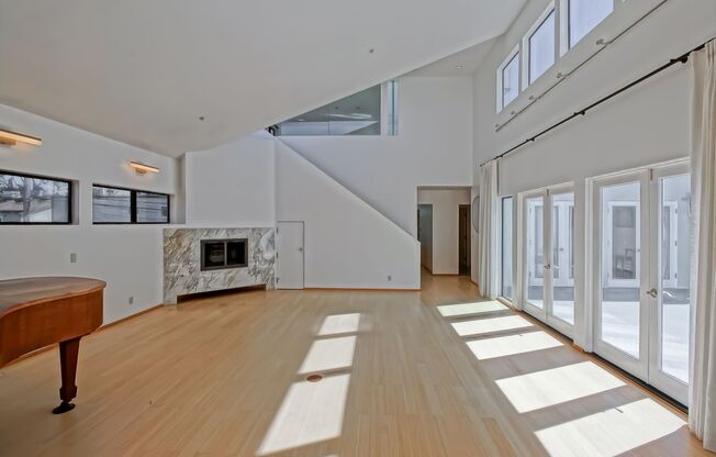 MODERN & BRIGHT. TOP-FLOOR, 4BR3BA HOUSE-LIKE APARTMENT W/ OPEN FLOOR PLAN, 3 DECKS FOR INDOOR/OUTDOOR LIVING & 2-CAR GARAGE JUST BLOCKS TO ABBOT KINNEY, PARK & MINS TO CANALS & BEACH!