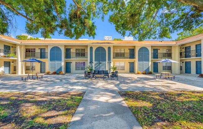 Amber Oaks | Renovated Upscale Island Apartments in the Heart of Davis Islands