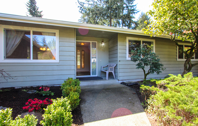Beautiful Spacious Rambler in Kirkland! Glossy Hardwood Floors, Tons of Sunlight, and 1,790 sqft! Available May 1st! TOUR TODAY!!!!