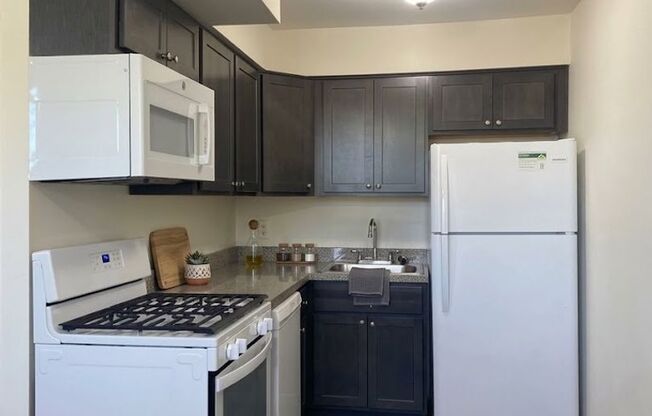 2 beds, 1 bath, 810 sqft, $1,595, Unit 00 - J- 8
