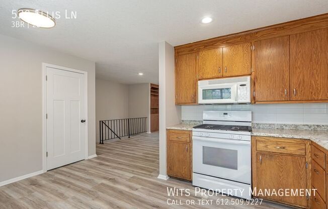 520 ELLIS LN