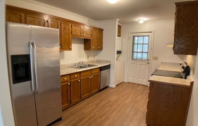 Spacious 2 bed, 1 bath top floor of Duplex