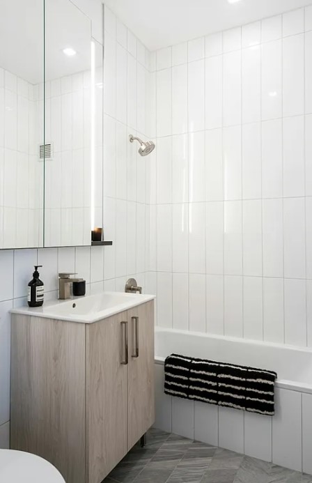 299 W 47 ST
