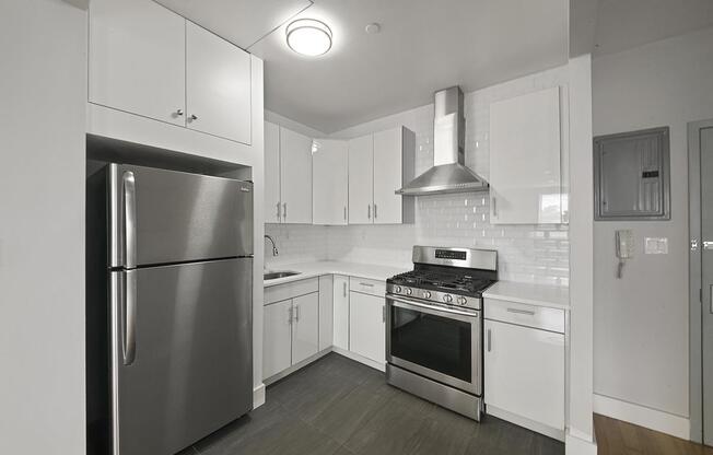 2 beds, 1 bath, $3,100, Unit 406