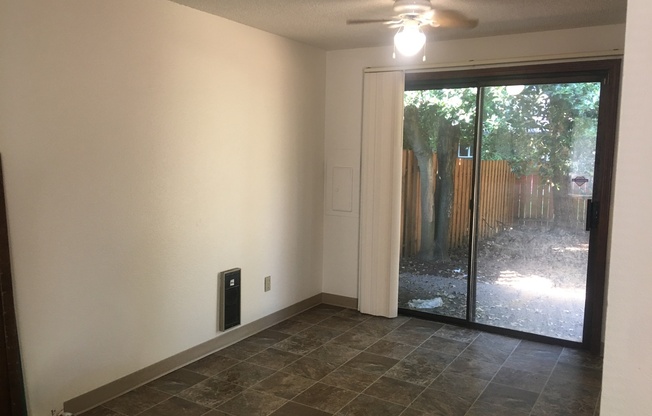 2 BEDROOM, 1 BATH DUPLEX W/FENCED YARD!