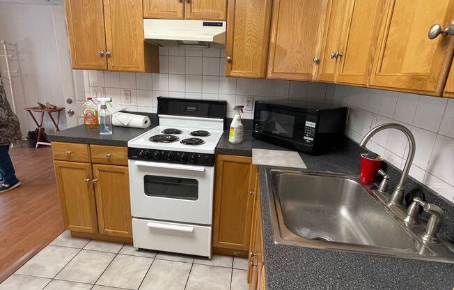 Studio, 1 bath, 400 sqft, $1,050, Unit 2F