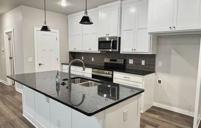 Large 2 Bed, 2 Bath in Beautiful Well-Maintained Neighborhood