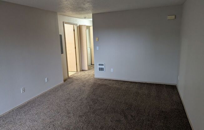 2 beds, 1 bath, 837 sqft, $1,250, Unit 1370