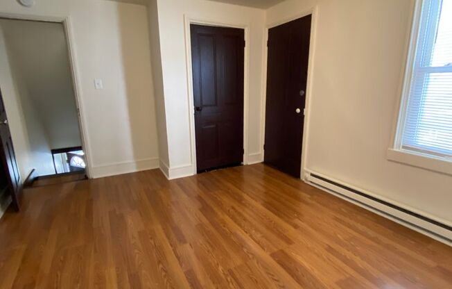 Charming 2 BR End Unit Townhouse in Columbia!