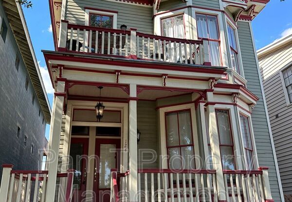 124 E HENRY ST