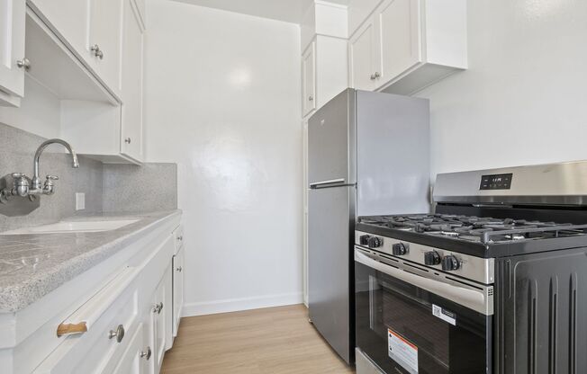 419 Raymond Ave - steps to the beach and Main St!