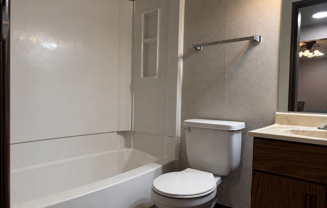 Studio, 1 bath, 400 sqft, $595, Unit 11a