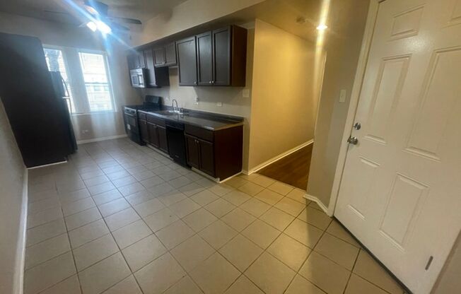 3 beds, 1 bath, $1,200, Unit 7700 #3N