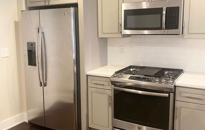 1747 N MARSHALL ST UNIT 2