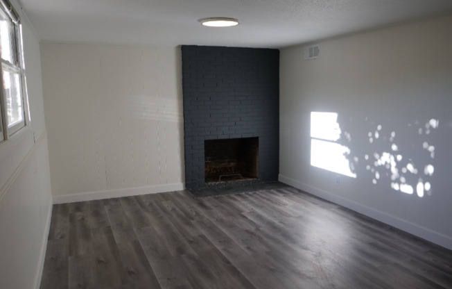 1525 IVY CT