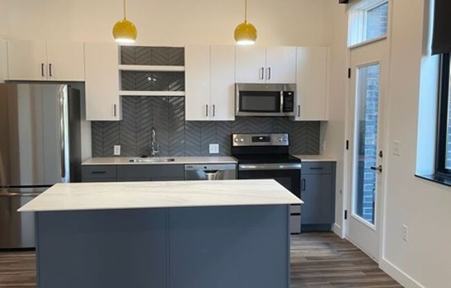 1 bed, 1 bath, 648 sqft, $1,400, Unit 105