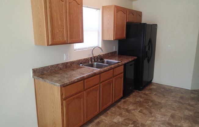 3 beds, 2 baths, $1,350