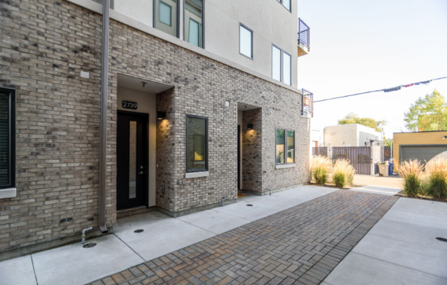 2739 W STEWART AVE