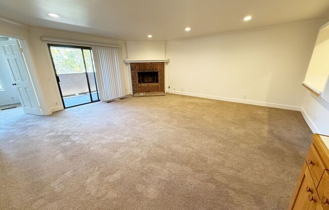 Spacious 2 Bed / 2 Bath Condo in Prime UTC/La Jolla Location!