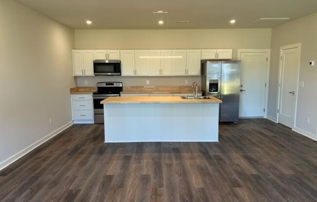 Gorgeous New Construction Build within Minutes to Downtown!