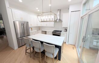 Stunning rehabbed 3-Bedroom Townhome in Fulton Market / West Loop