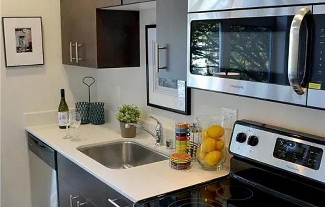 Studio, 1 bath, 261 sqft, $998, Unit 404