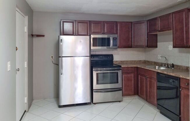 2bed1ba, Newly remodeled condo on 1st floor. On bus line.