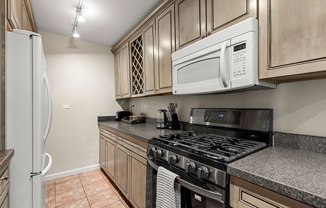 2 beds, 2 baths, 1,285 sqft, $4,900, Unit 17M