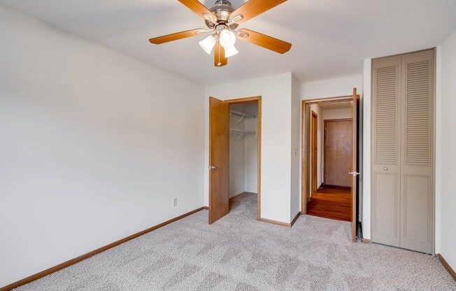 Welcome to Central Lakes of Uptown, where comfort meets style. This spacious room features a ceiling fan, ample closet space, and a bright atmosphere perfect for relaxation. Don't miss your chance to make this your new home—schedule a tour today!