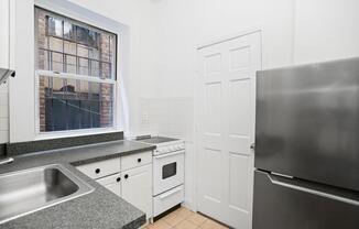 2 beds, 1 bath, $3,500, Unit 3