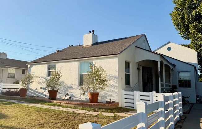 Charming Bright Remodeled 2 bed 1 bath with AC, Private yard!