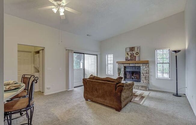 1 Bedroom 1 Bathroom Beautifully Updated Washer/Dryer In Unit