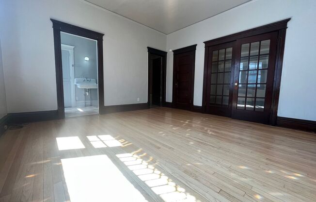 Large Renovated Studio in Unbeatable U District Location!