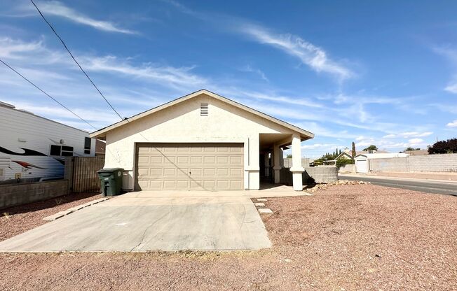 Come check out this 3 bedroom, 2 bathroom home Near the Hualapai Mountains!