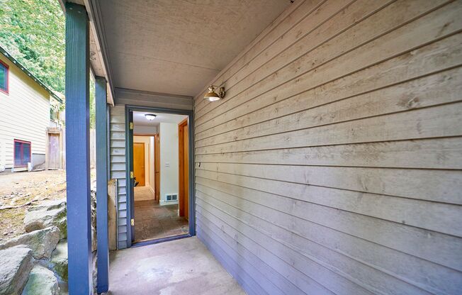 Delightful 3 bedroom home near Matthews Beach! Available Now!