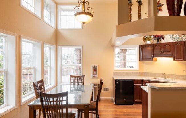 1 bed, 1 bath, 800 sqft, $1,575, Unit 633