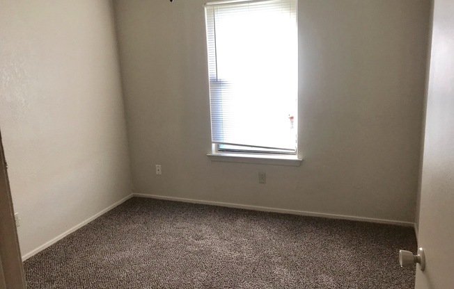 2 beds, 1 bath, 762 sqft, $750, Unit B