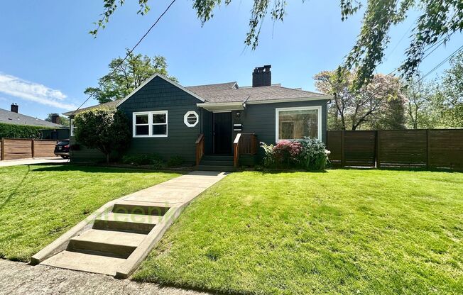 Huge 4 Bedroom 2 Bath House across from Rose City Golf Course
