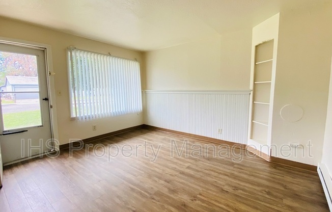 223 E 15 AVE