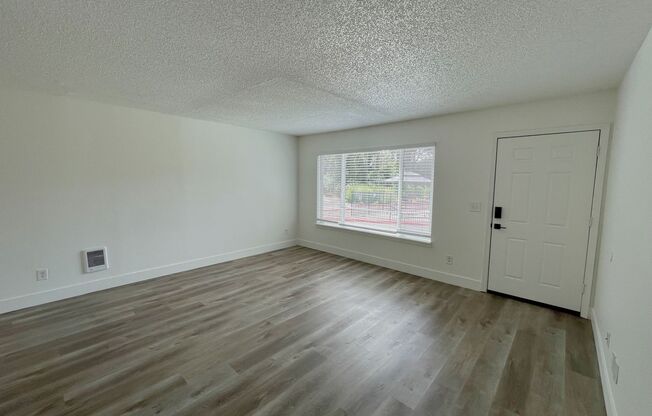 2 beds, 1 bath, 890 sqft, $1,595, Unit 16