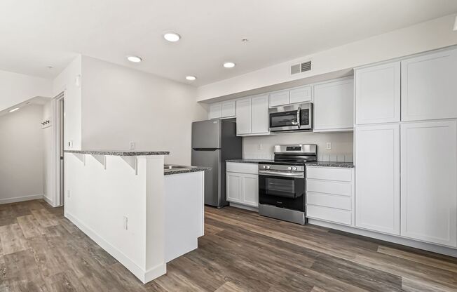 2 beds, 2 baths, 880 sqft, $1,599, Unit 660-102