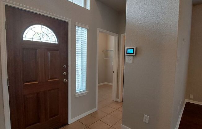 Lovely 4 Bedroom Home with Master Downstairs-Easy Access to I-35
