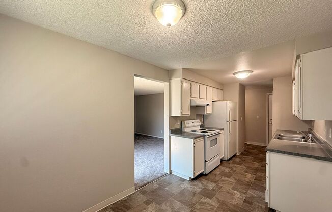 2 beds, 1 bath, 889 sqft, $1,175, Unit 04