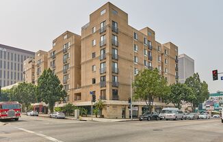 Spacious 2 Bed 2 Bath Condominium In K-Town