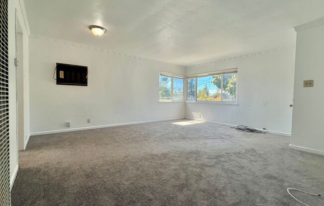 Triplex - Upstairs unit - Large 2bd 1ba located in Maxwell Park