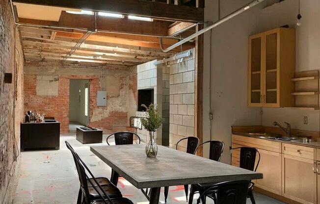 Studio, 1 bath, 2,000 sqft, $2,250, Unit 2424 W Washington