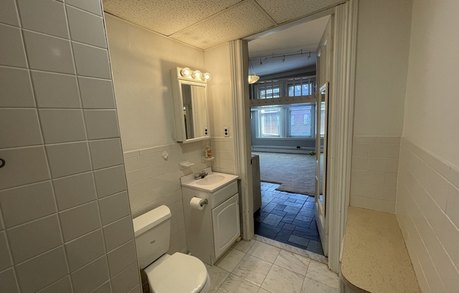 Studio, 1 bath, 400 sqft, $2,400, Unit 3B