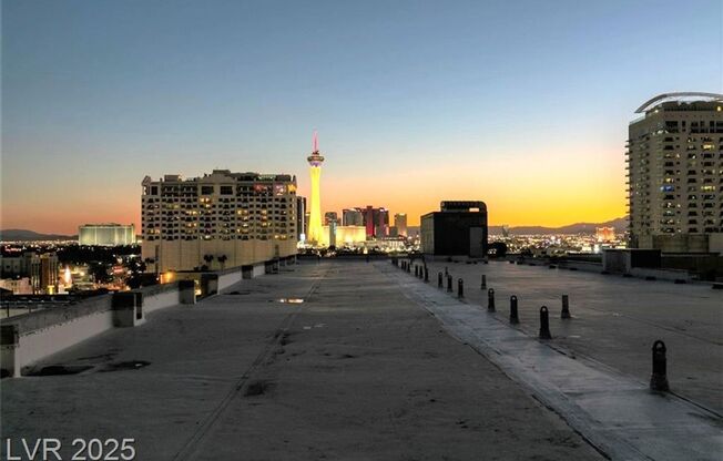 1 bed, 2 baths, $2,977, Unit Juhl Highrise