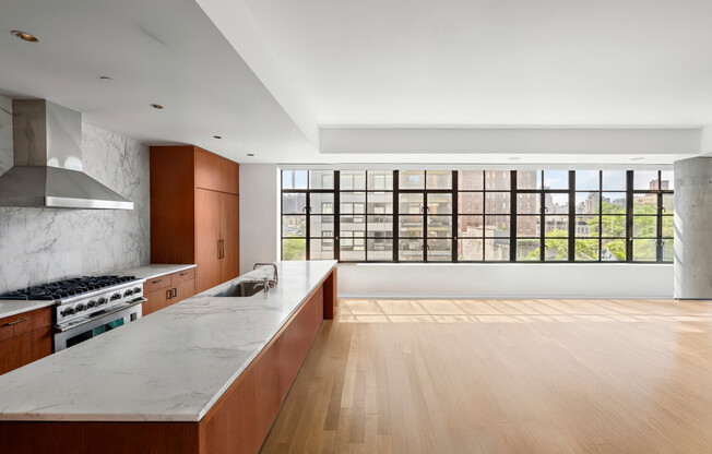 508 W 24 ST